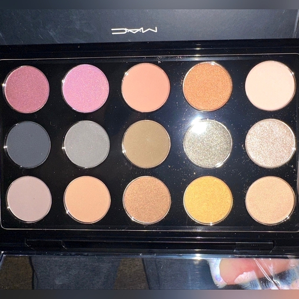 NIB MAC Mellow Moderns x15 Eyeshadow Palette